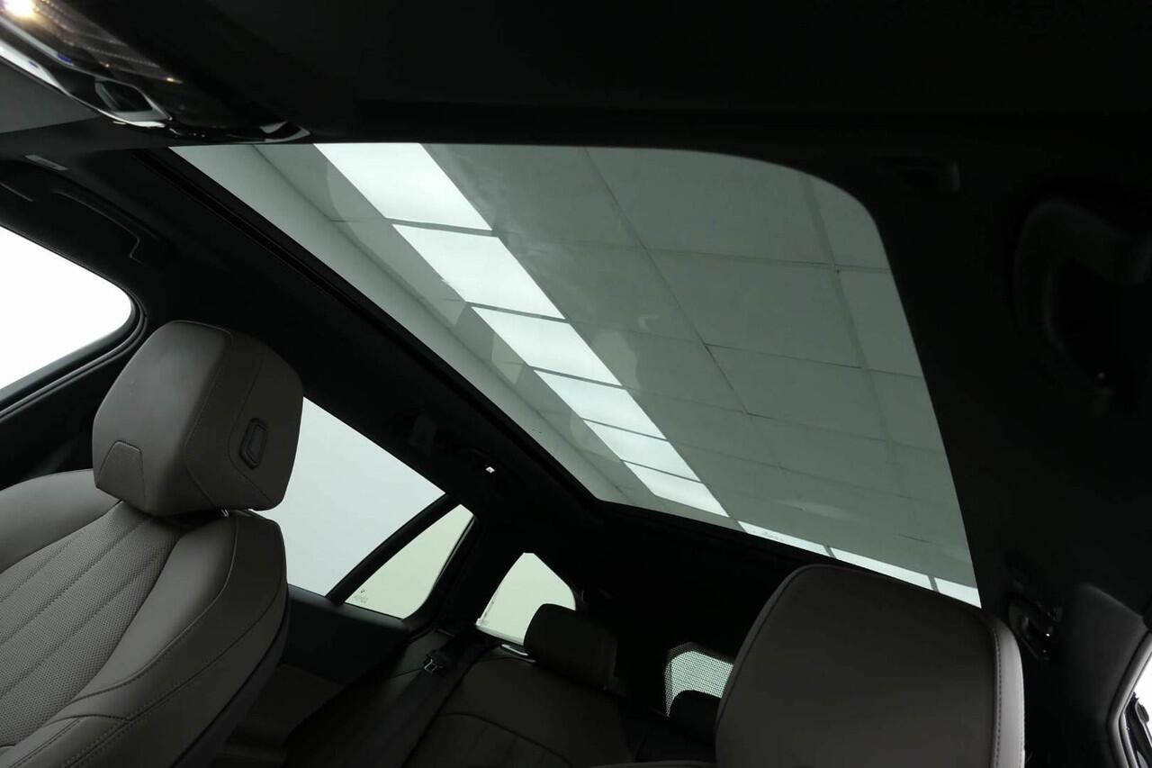 BMW 5-SERIE Touring 520i M-Sport | Panorama | Driving Assistant Plus | Harman Kardon | Standkachel | Trekhaak | Carbon interieurlijsten Mild Hybrid