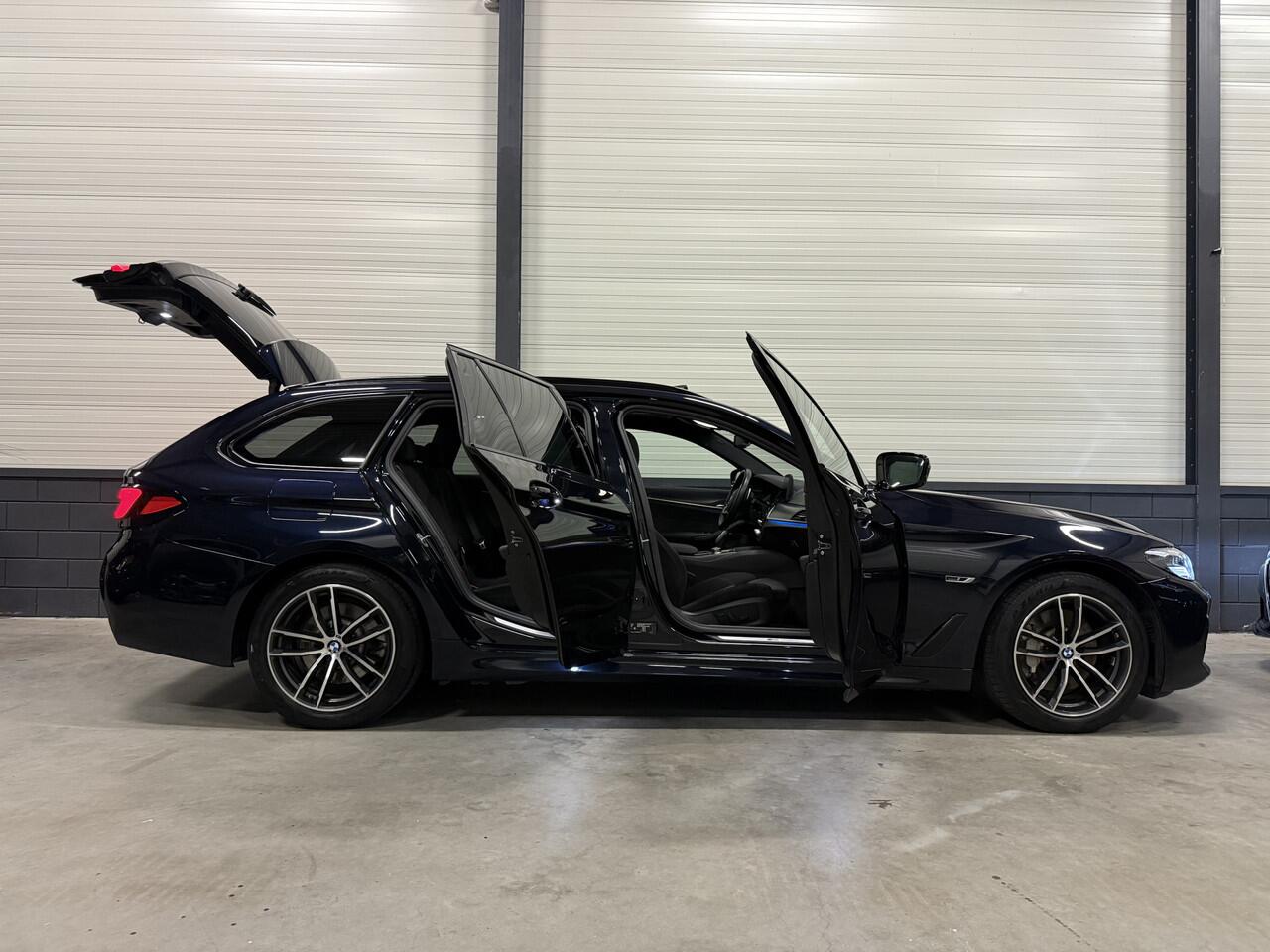 BMW 5-SERIE Touring 530e M-Sport bwjaar 06-2022 PANO/HARMAN&KARDON/360CAMERA/ALCANTARA-SPORT/STANDKACHEL/CARPLAY/18"M-SPORT/PRIVACY/SHADOW-LINE/CARBONSCHWARZ/RECENT OH BEURT GEHAD BIJ BMW DEALER