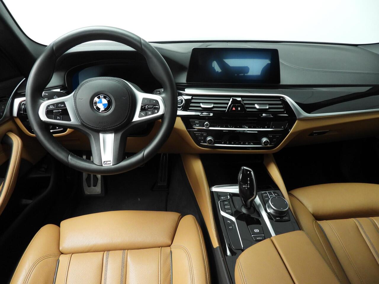 BMW 5-SERIE Touring 520i M-Sportpakket | LED | Leder | HUD | Comfortzetels | Trekhaak | Chrome line | DAB | Hifi speakers | Alu 19 inch