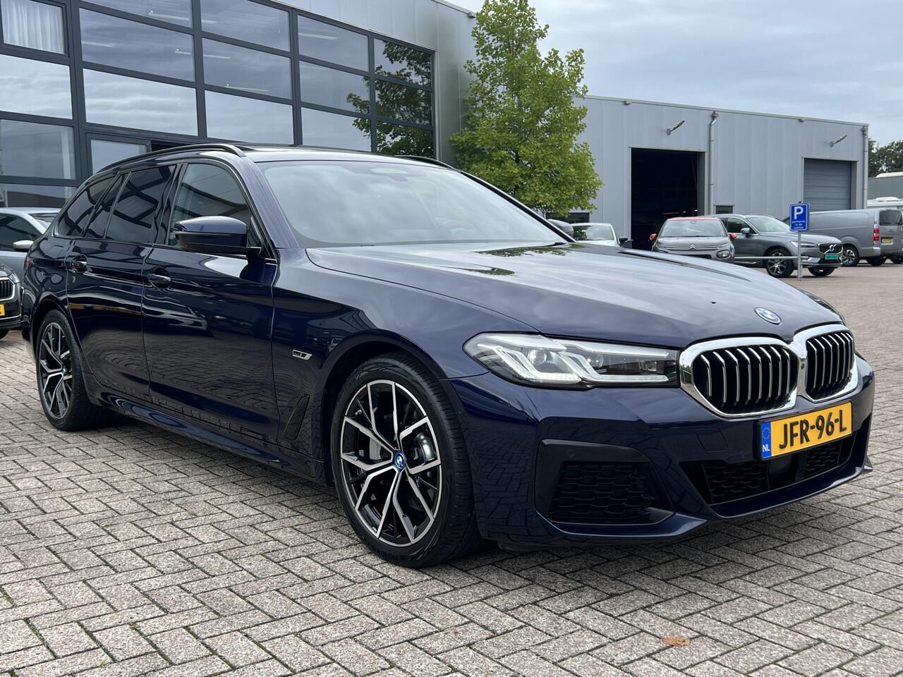 BMW 5-SERIE Touring 530e M-Sport Plus Panoramadak Driving Ass Prof Keyless Rondzicht Camera Elek Stoelen Stoel + Stuurverwarming ACC DAB Head-Up Shadow Line BTW Tansanit Plug In Hybride 1e Eigenaar BTW Auto