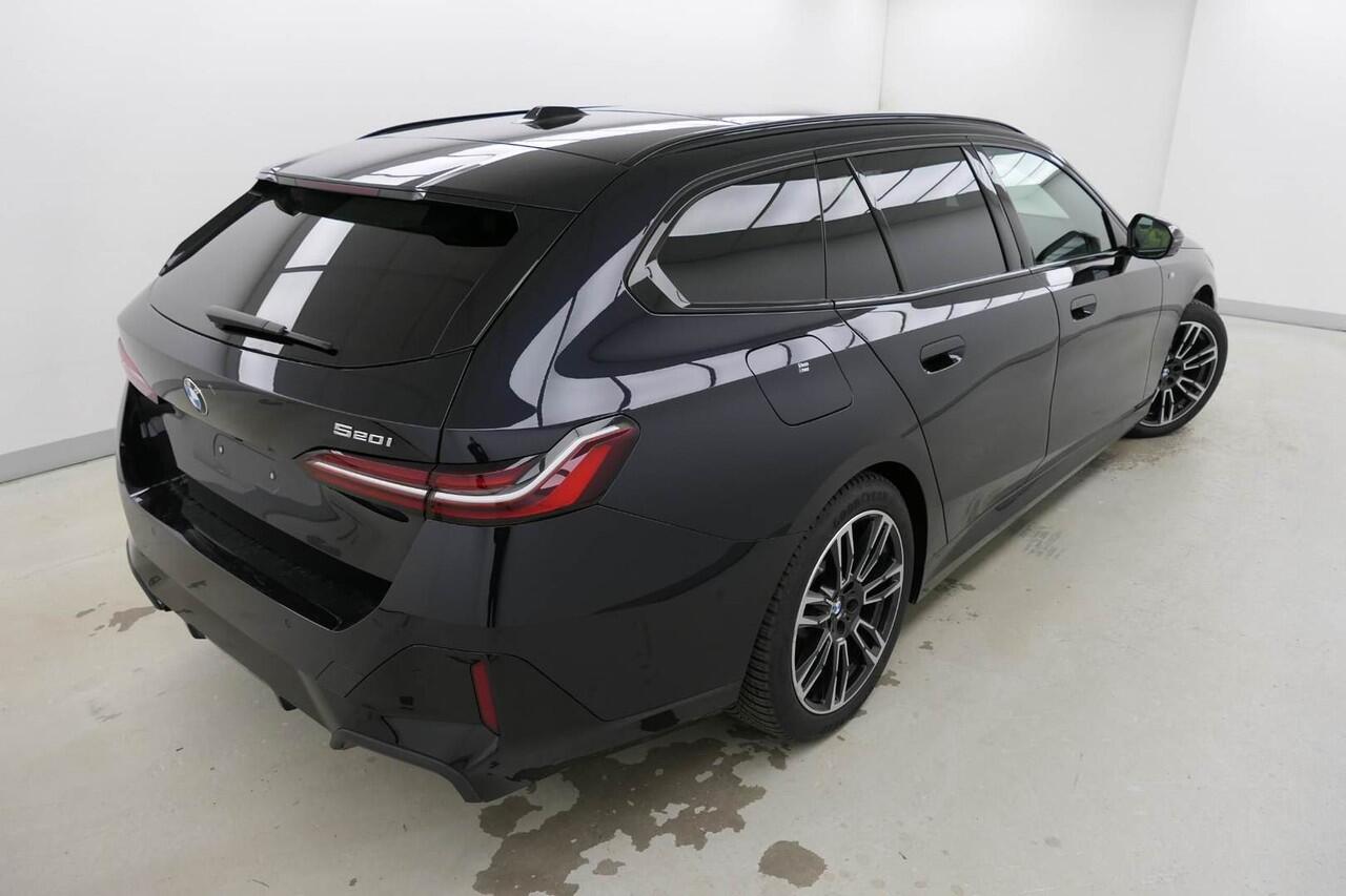 BMW 5-SERIE Touring 520i M-Sport | Panorama | Driving Assistant Plus | Harman Kardon | Standkachel | Trekhaak | Carbon interieurlijsten Mild Hybrid