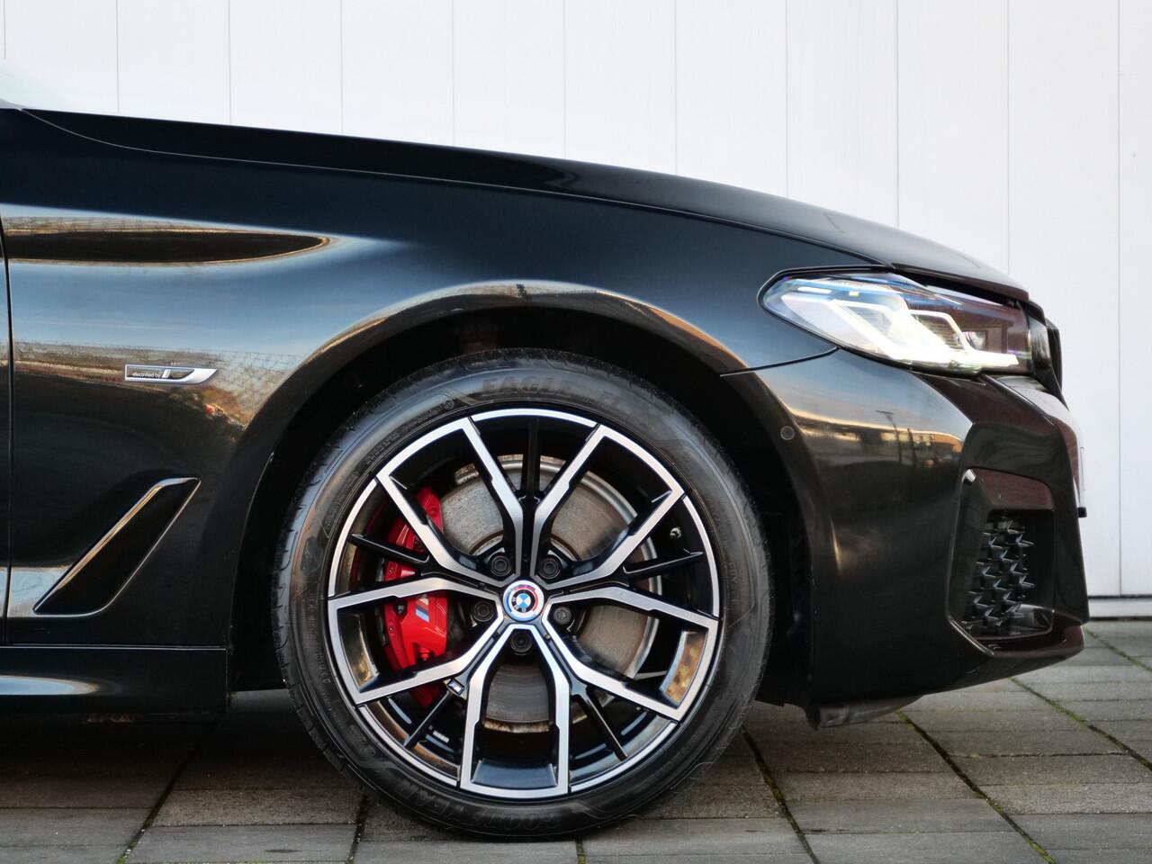 BMW 5-SERIE 520e Business Edition Plus 204 Pk Automaat Navi / Leer / Schuidak / Camera / Apple Carplay / M-pakket