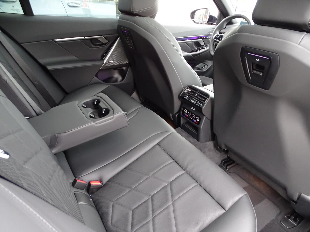 BMW 5-SERIE Touring 520i M Sportpakket Elek.Trekhaak Pano.Dak Driv.Ass. Plus Stoelventilatie Live Cockpit Pro. Head-up Harman-Kardon 19" LM Velgen