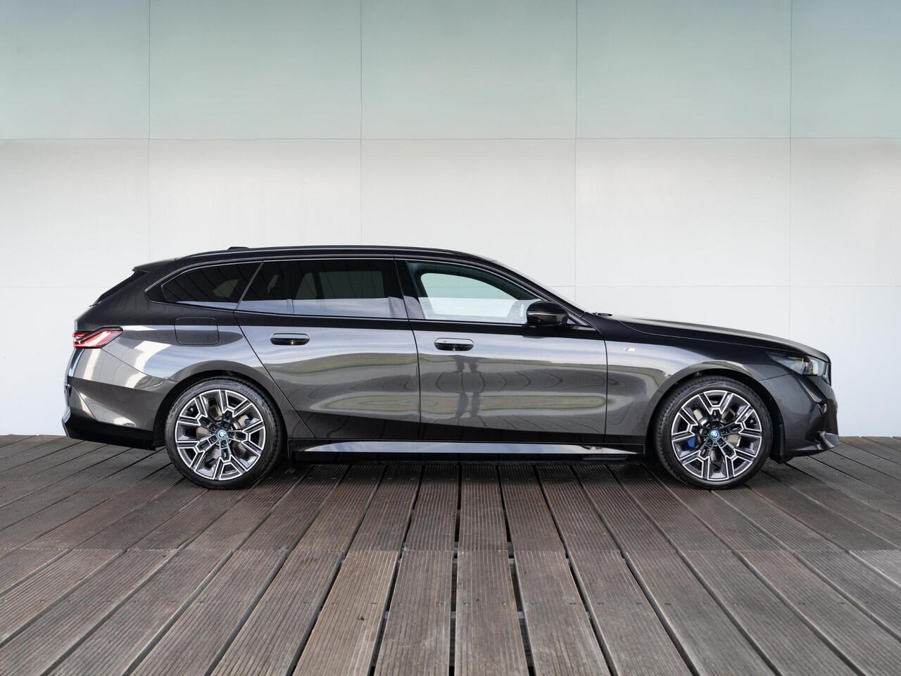 BMW 5-SERIE Touring 530e xDrive | M Sportpakket Pro | Innovation Pack | Bowers & Wilkins | Verwarmd Stuurwiel | Comfort Access | Panoramadak | Trekhaak