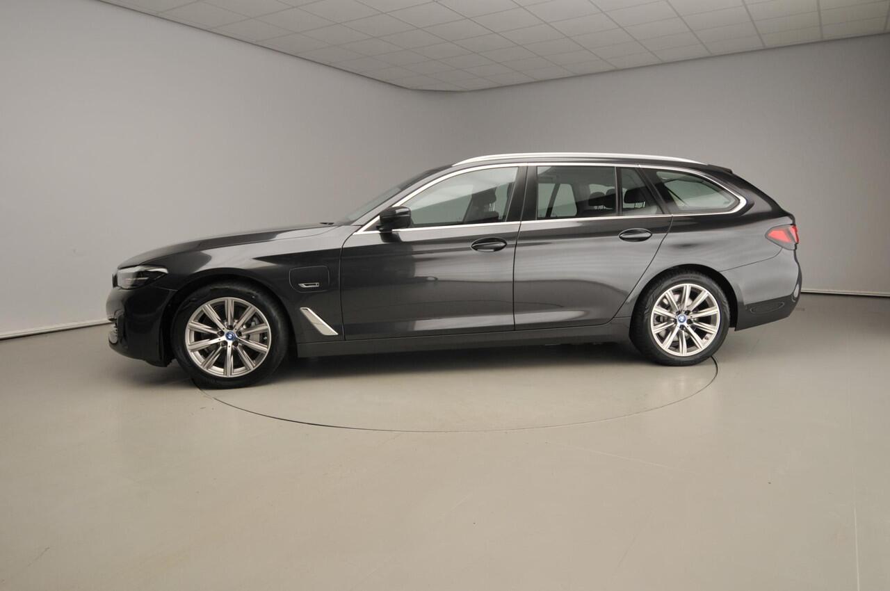 BMW 5-SERIE Touring 530e | LED | Navigatie | Sportstoelen | Chrome line | Stoelverwarming | DAB | Alu 18 inch