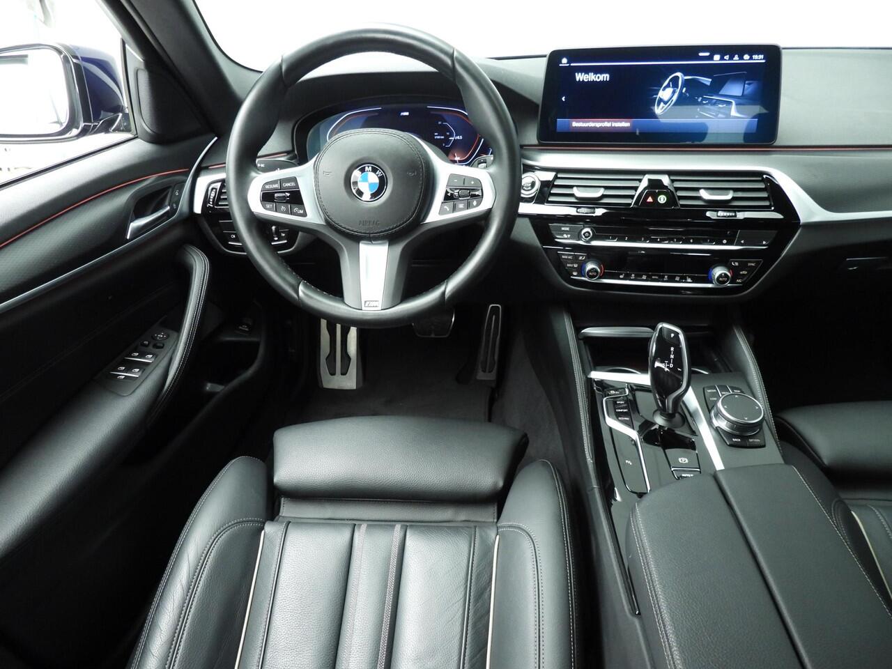 BMW 5-SERIE Touring 520i | M-Sportpakket | LED | Leder | Navigatie | Comfortzetels | Chrome line | DAB | Hifi speakers | Alu 18 inch