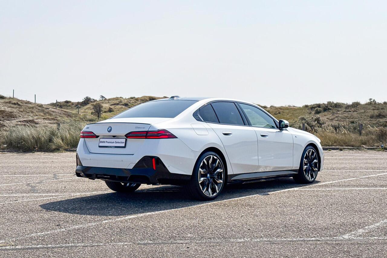 BMW 5-SERIE Sedan 550e xDrive | Selections | M Sport Pro | Glazen Panoramadak | Bowers & Wilkins | Stoelventilatie |