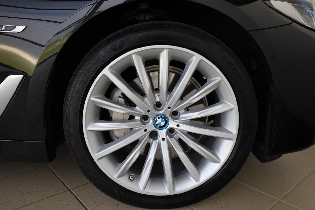 BMW 5-SERIE 530e xDrive High Executive | Head-up Display | Achterasbesturing | Driving Assistant Professional | Comfortstoel(en)