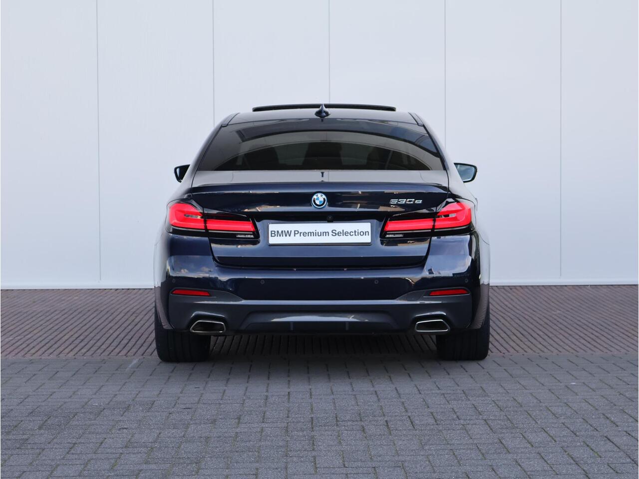 BMW 5-SERIE 530e High Executive M Sportpakket/ Achteruitrijcamera/ Getint Glas/ Sportstoelen/ Stoelverwarming/ Ambiance verlichting