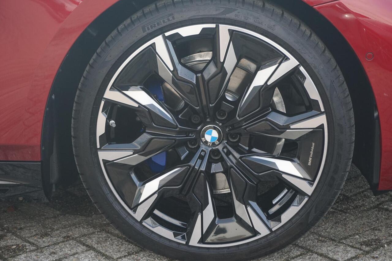 BMW 5-SERIE Touring 530e M Sport Pro | Trekhaak / Comfortstoelen Elektrisch met geheugen / Panoramadak / Head-up / Rondomzicht camera's / Stoelverwarming Voor & Achter