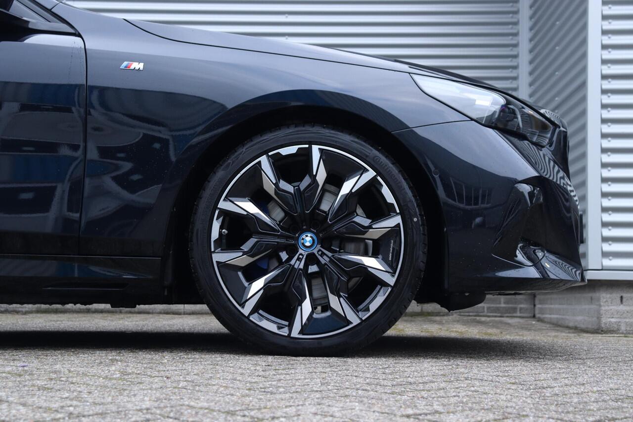 BMW 5-SERIE Touring 530e | M Sportpakket Pro | Panodak | Driving Assistant Plus | Head-Up | Parking Assistant Plus | Stoelventilatie | Comfortstoelen | 21'' LMV | Ekris Selection