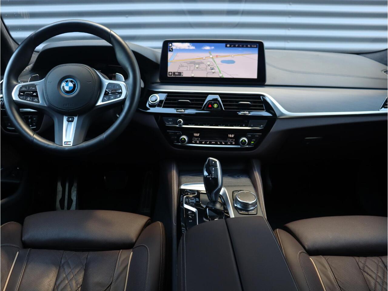 BMW 5-SERIE Sedan 545e xDrive | High Executive | M Sportpakket Pro | Panodak | Active Steering | Driving Assistant Prof. | Head-Up | Bowers & Wilkins | Adaptief Onderstel | 19'' LMV