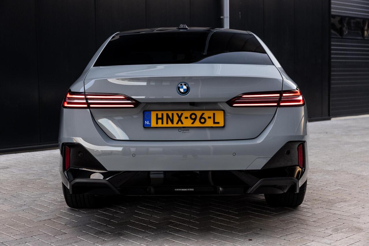BMW 5-SERIE 530e M Sport Edition | M-Sport | Adaptieve LED verlichting | Driving Assistant Professional | Harman/Kardon | Shadow Line | Comfort Pakket | Panoramadak | HUD | Stoelverwarming/Koeling |
