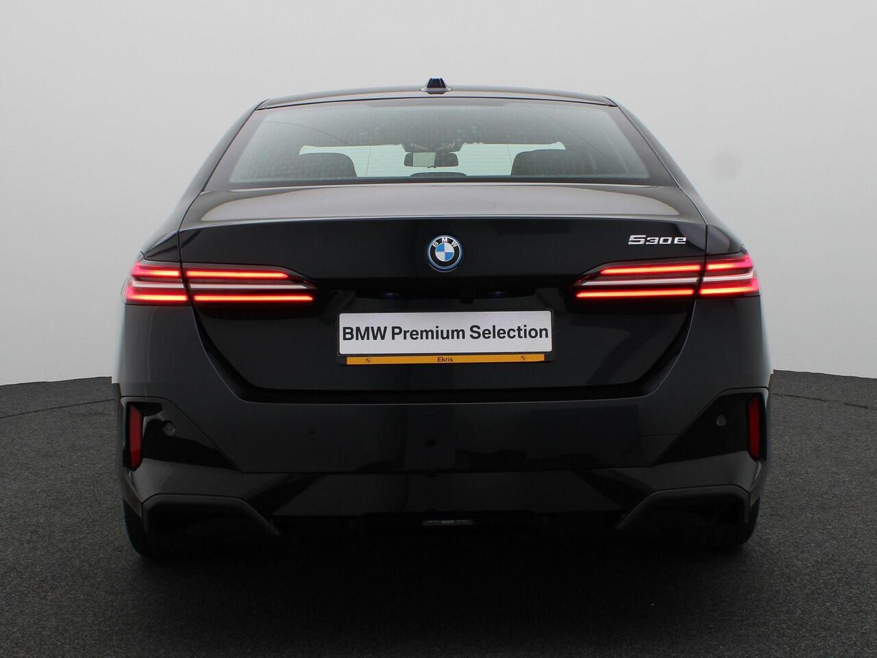 BMW 5-SERIE Sedan 530e M Sportpakket | Achteruitrijcamera | Driving Assistant | 19"