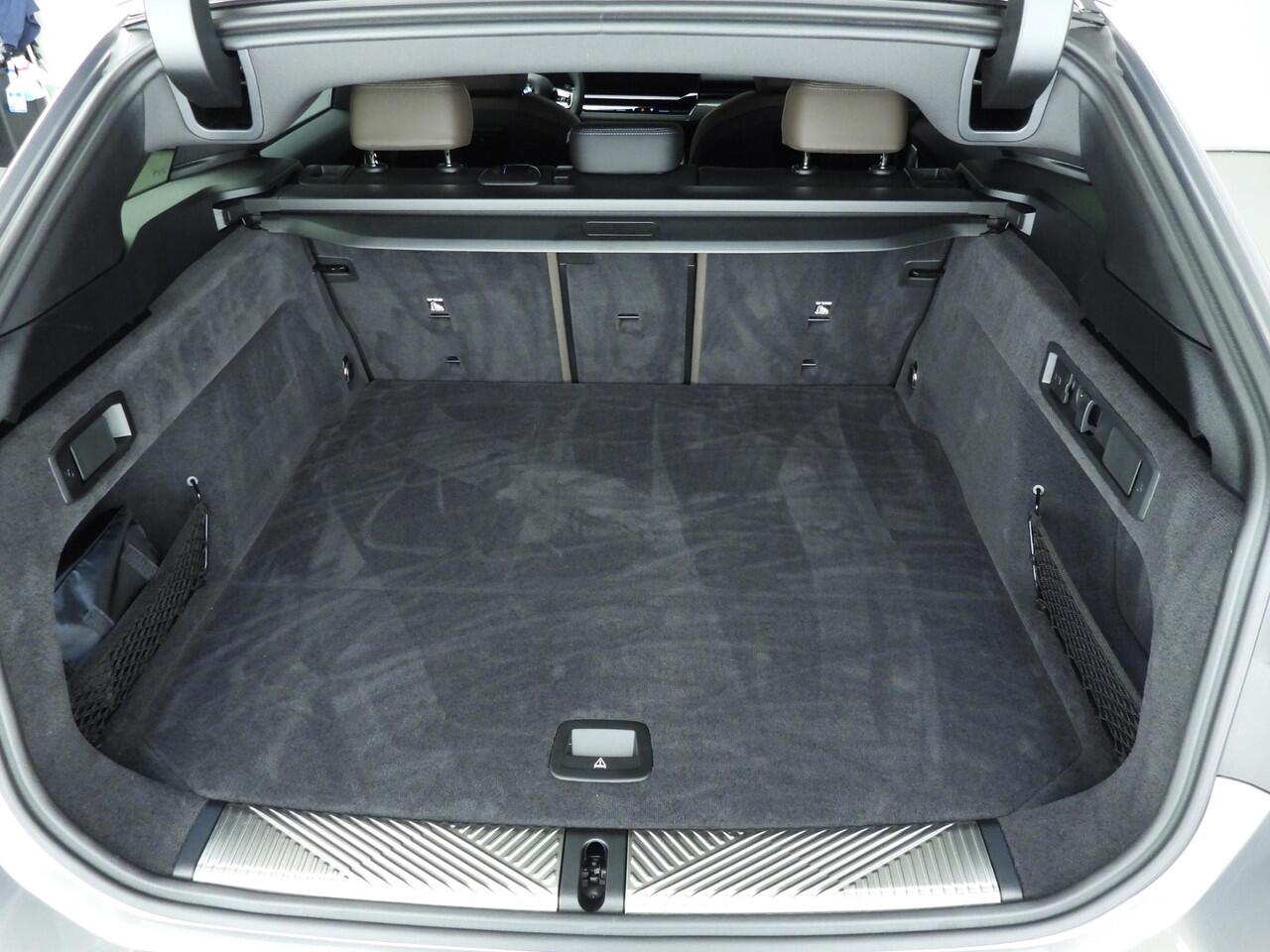 BMW 5-SERIE Touring 520d | M-Sportpakket | LED | HUD | Trekhaak | Active cruise | Keyles go | DAB | Harman-kardon sound | Alu 20 inch