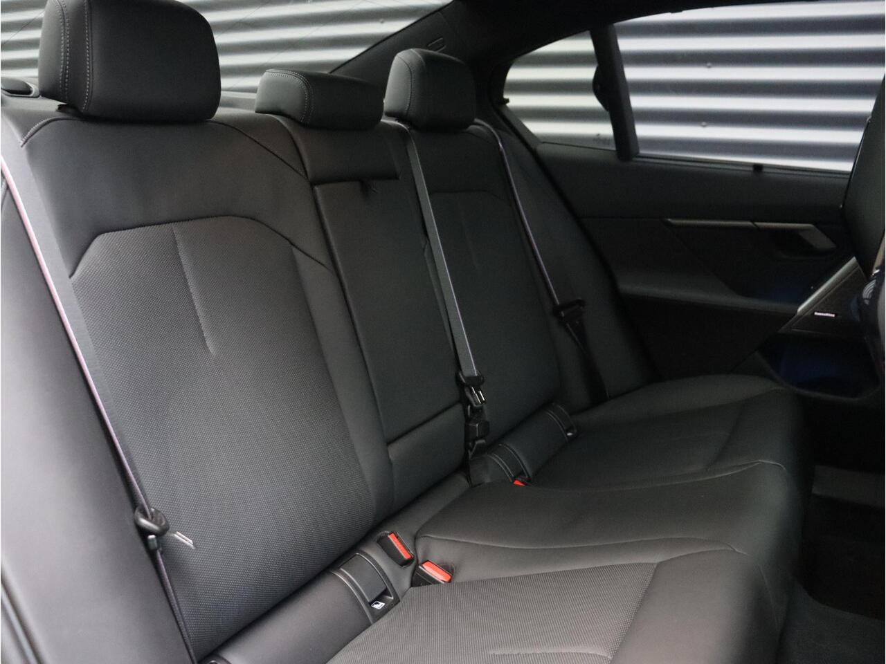 BMW 5-SERIE 550e xDrive | M Sportpakket Pro | Panodak | Driving Assistant Prof. | Adaptief Onderstel Prof. | Bowers & Wilkins | M Multifunctionele Stoelen | Stoelventilatie | Parking Assistant Prof. | 20'' LMV