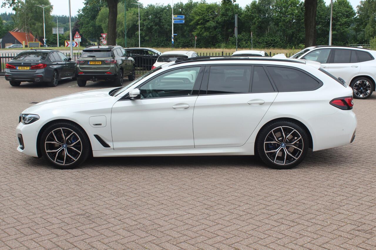 BMW 5-SERIE Touring 530e Business Ed. M Sport 44.229 km! SOH 95,2% / Trekhaak / Panoramadak / Head-up / 19'' / Laser LED / Sfeerverlichting / Leder / Safety-pack / Stuurverwarming / Cruise Control