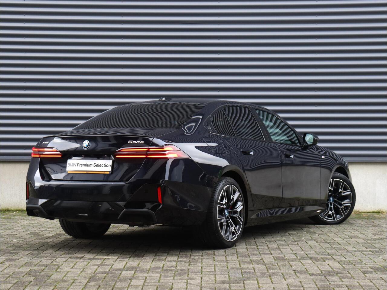 BMW 5-SERIE 550e xDrive | M Sportpakket Pro | Panodak | Driving Assistant Prof. | Adaptief Onderstel Prof. | Bowers & Wilkins | M Multifunctionele Stoelen | Stoelventilatie | Parking Assistant Prof. | 20'' LMV