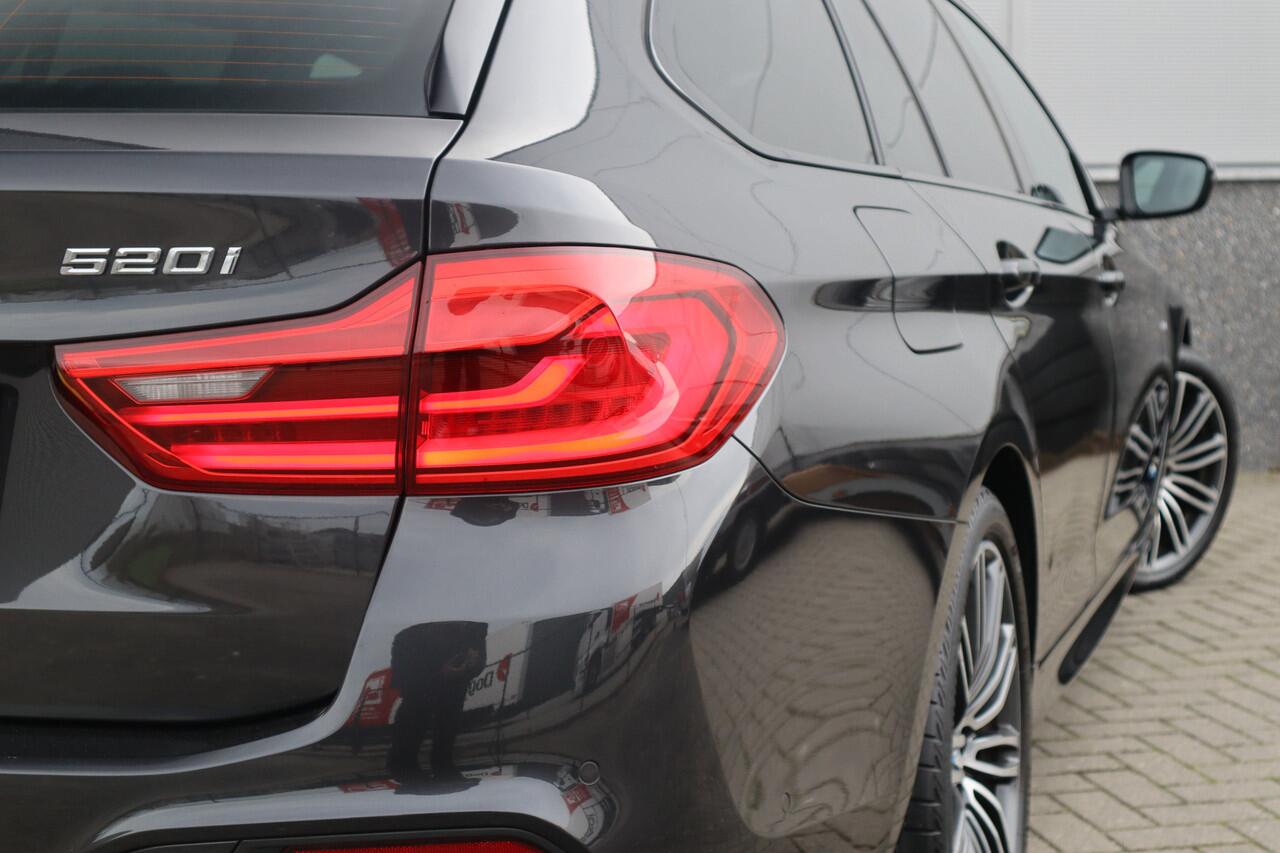 BMW 5-SERIE Touring 520i High Executive M-Sport Leder dashboard / Pano / Individual / Camera / 19inch