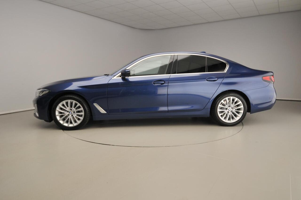 BMW 5-SERIE Sedan 520i | Laserlicht | Leder | Navigatie | Trekhaak | Active cruise | Comfortzetels | Stoelverwarming | DAB | Alu 18 inch