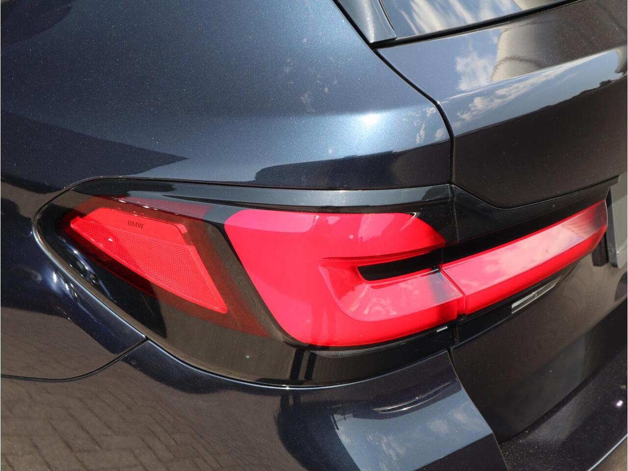 BMW 5-SERIE Touring 530d High Executive M Sport Pakket Automaat / Live Cockpit Professional / Panoramadak / Sportstoelen / 20 Inch / Laserlicht / Driving Assistant / M Sportremsysteem / Extra Getint Glas / Shadow Line / Head-Up Display