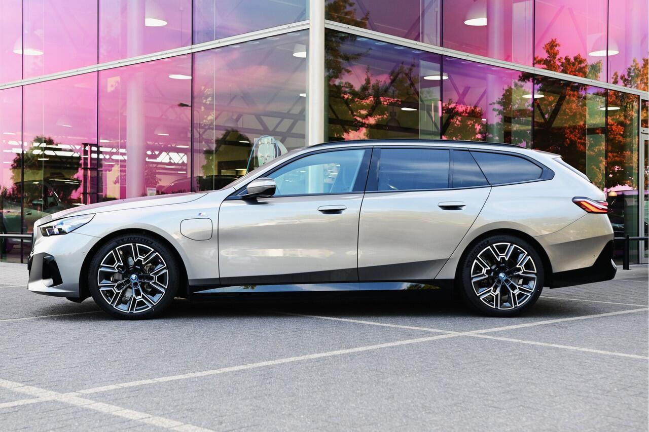 BMW 5-SERIE Touring 530e M Sport Automaat / Trekhaak / Active Cruise Control / Achteruitrijcamera / M Sport onderstel / Comfort Access / Adaptieve LED