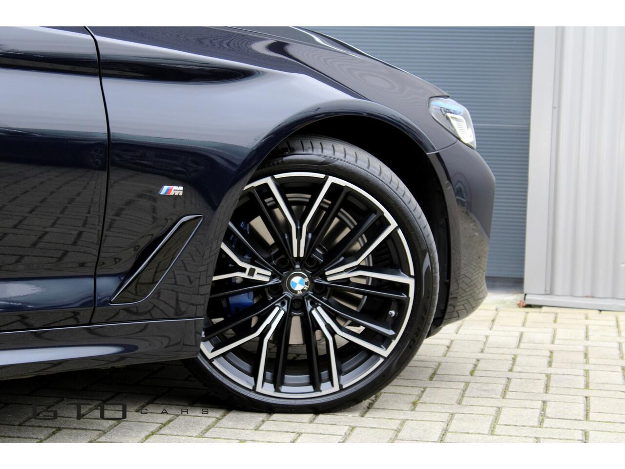 BMW 5-SERIE Touring 530i High Executive M-Sport/BTW/Panorama/Surround/Harman Kardon/Memory/Trekhaak