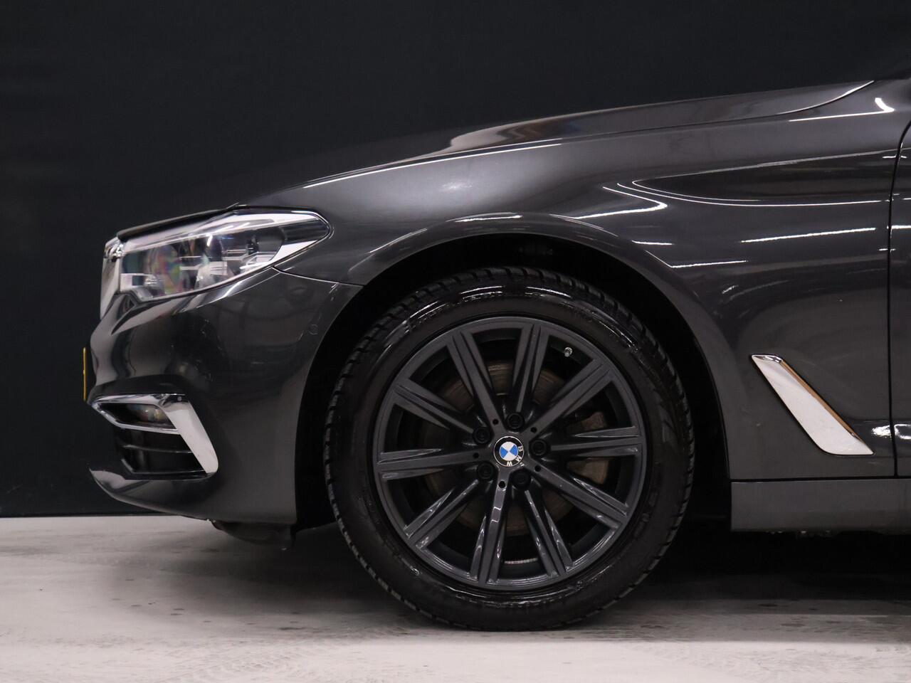 BMW 5-SERIE Touring 520i M Sport [CAMERA, APPLE CARPLAY, MEMORY SEATS, M STUURWIEL,TREKHAAK WEGKLAPBAAR, ANDROID AUTO, VOL LEDER, NIEUWSTAAT]