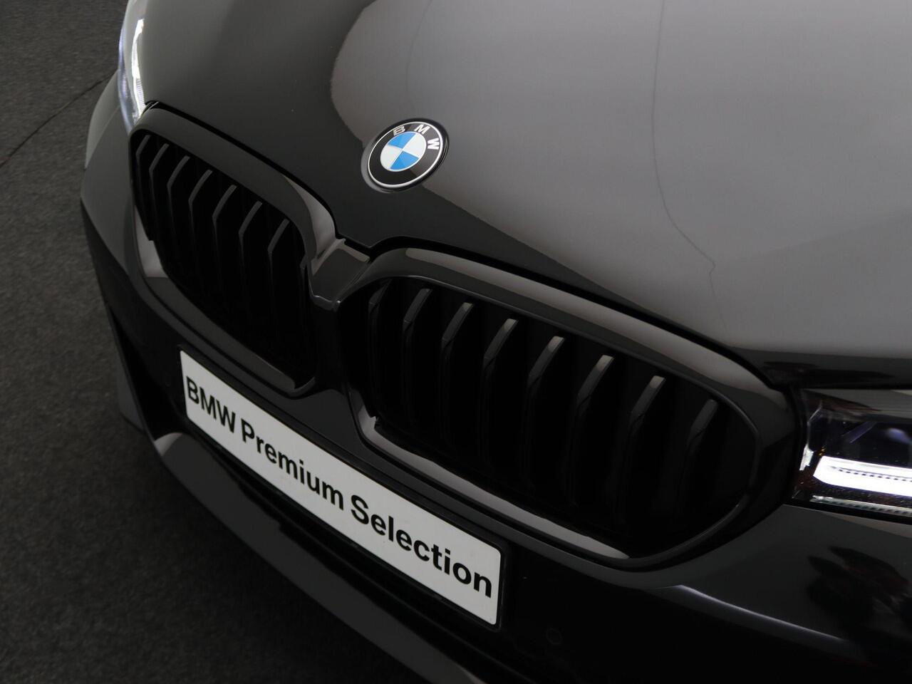 BMW 5-SERIE Touring 540i xDrive M Sportpakket | Comfortstoelen | Panoramadak | Achterruitrijcamera | 19"