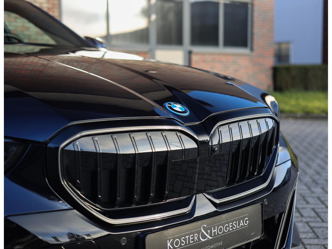 BMW 5-SERIE Touring 550e xDrive | M Sport Pro - Pano - Trekhaak - HUD