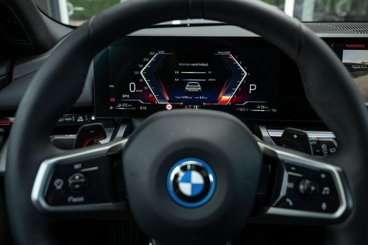 BMW 5-SERIE 530e M Sport Pro | Shadow | Harman/Kardon | Driving Ass. Plus | Trekhaak | Iconic Glow | 19' Inch |