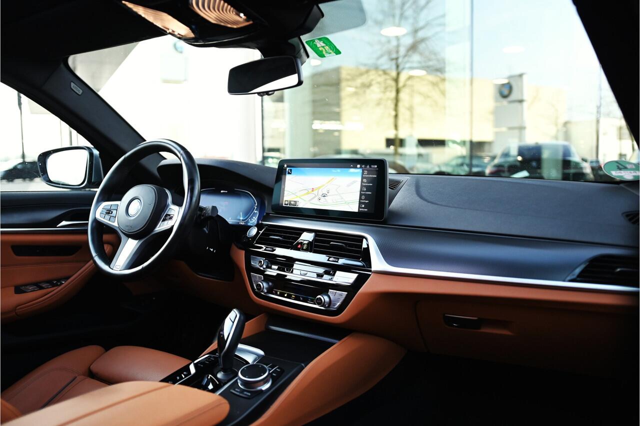 BMW 5-SERIE Touring 530e xDrive High Executive M Sport Automaat / Panoramadak / Trekhaak / Laserlight / Comfort Access / Parking Assistant Plus / Live Cockpit Professional / Adaptief onderstel
