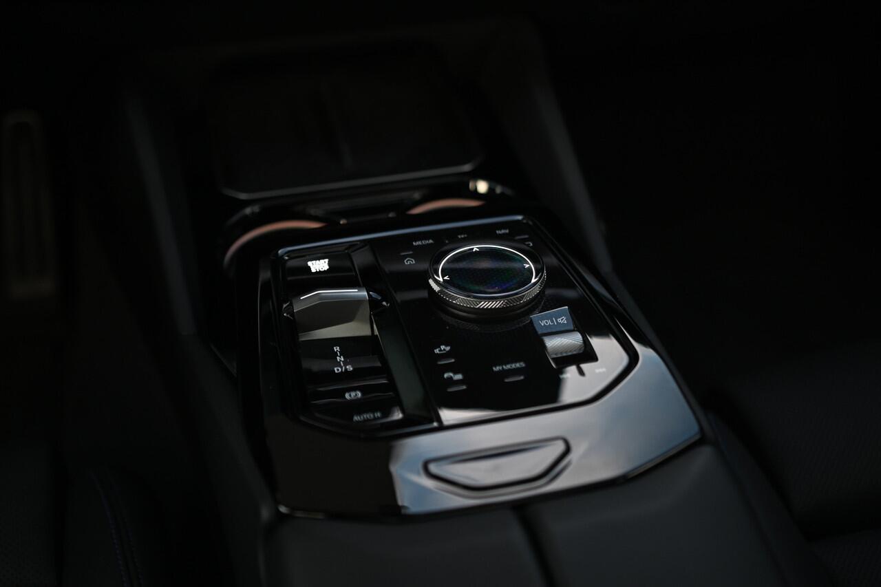 BMW 5-SERIE 550e xDrive High Executive M Sport Automaat / Panoramadak / Adaptief onderstel professional / Adaptieve LED / Parking Assistant Plus / Harman-Kardon / Stoelverwarming