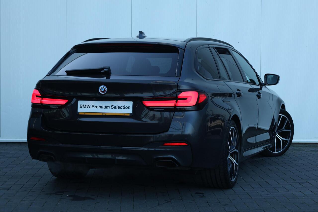 BMW 5-SERIE Touring 540i xDrive M-Sportpakket / Harman Kardon / Panoramadak / Laserlicht / Head Up Display / Comfort Access /