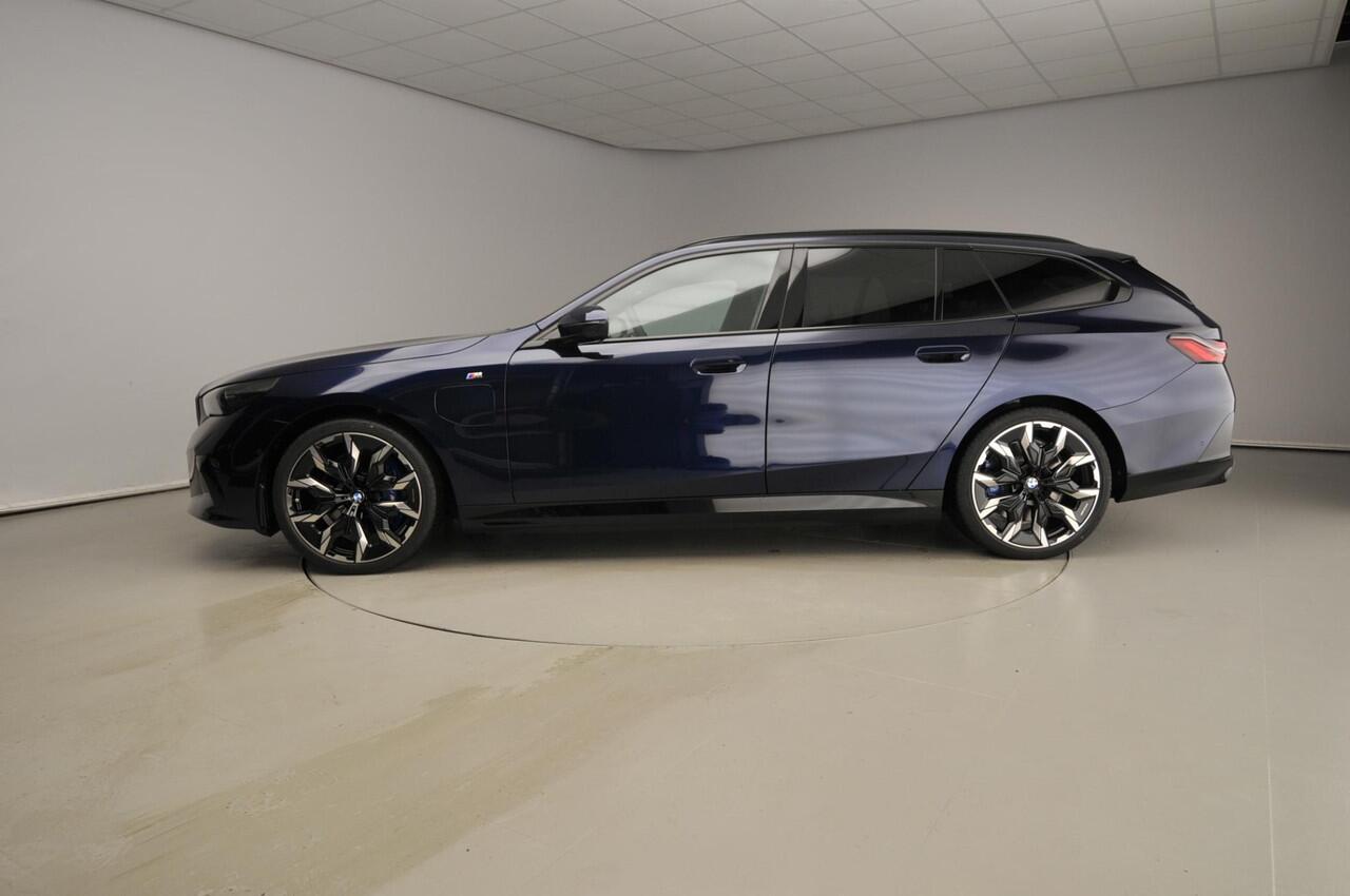 BMW 5-SERIE Touring 550e xDrive M-Sportpakket Pro / Panoramadak / Driving assist professional / Bower & Wilkens / Iconic Glow