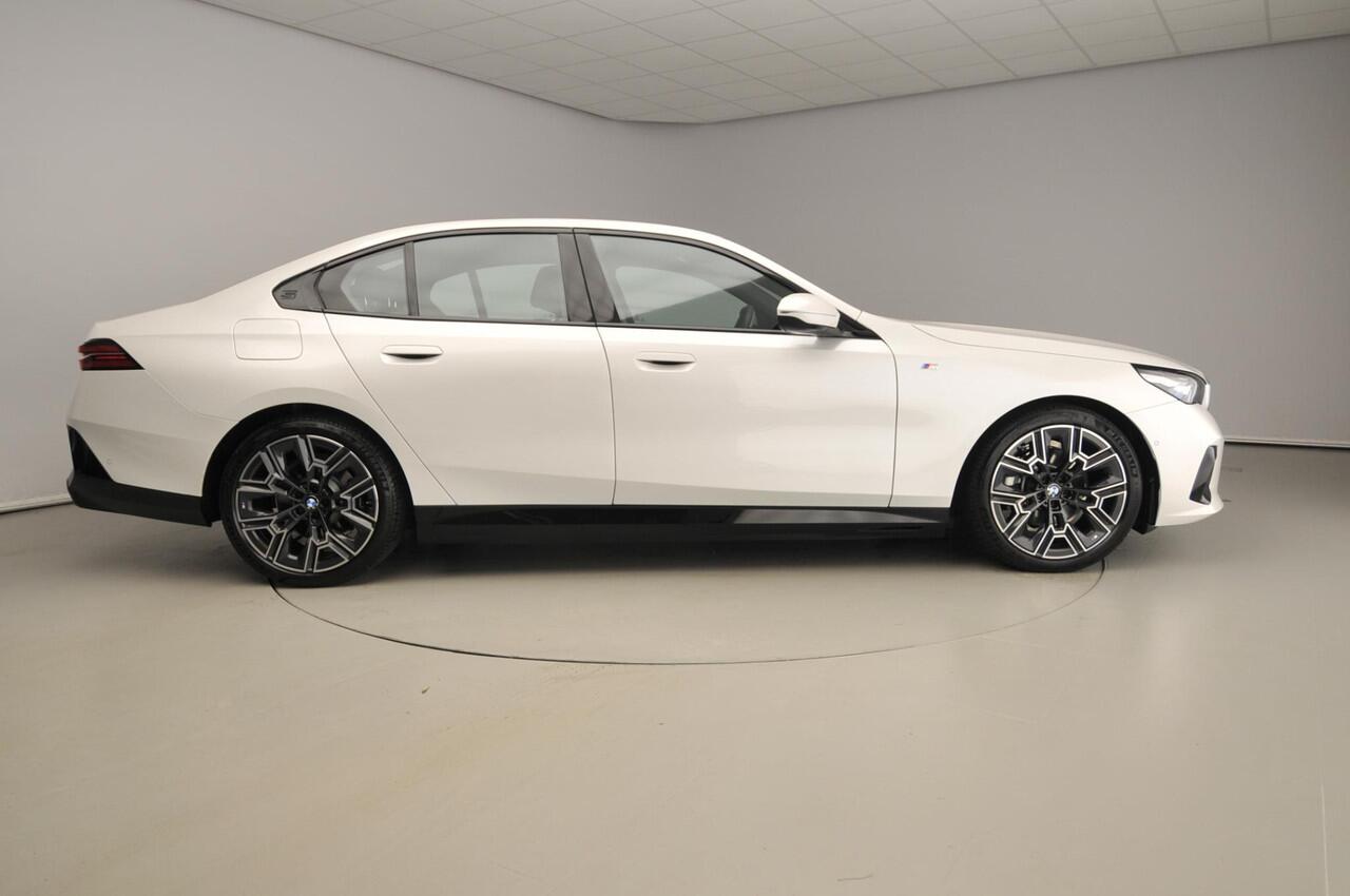 BMW 5-SERIE Sedan 530e | M-Sportpakket | LED | Navigatie | Sportstoelen | Stoelverwarming | DAB | Harman-kardon sound | Alu 20 inch