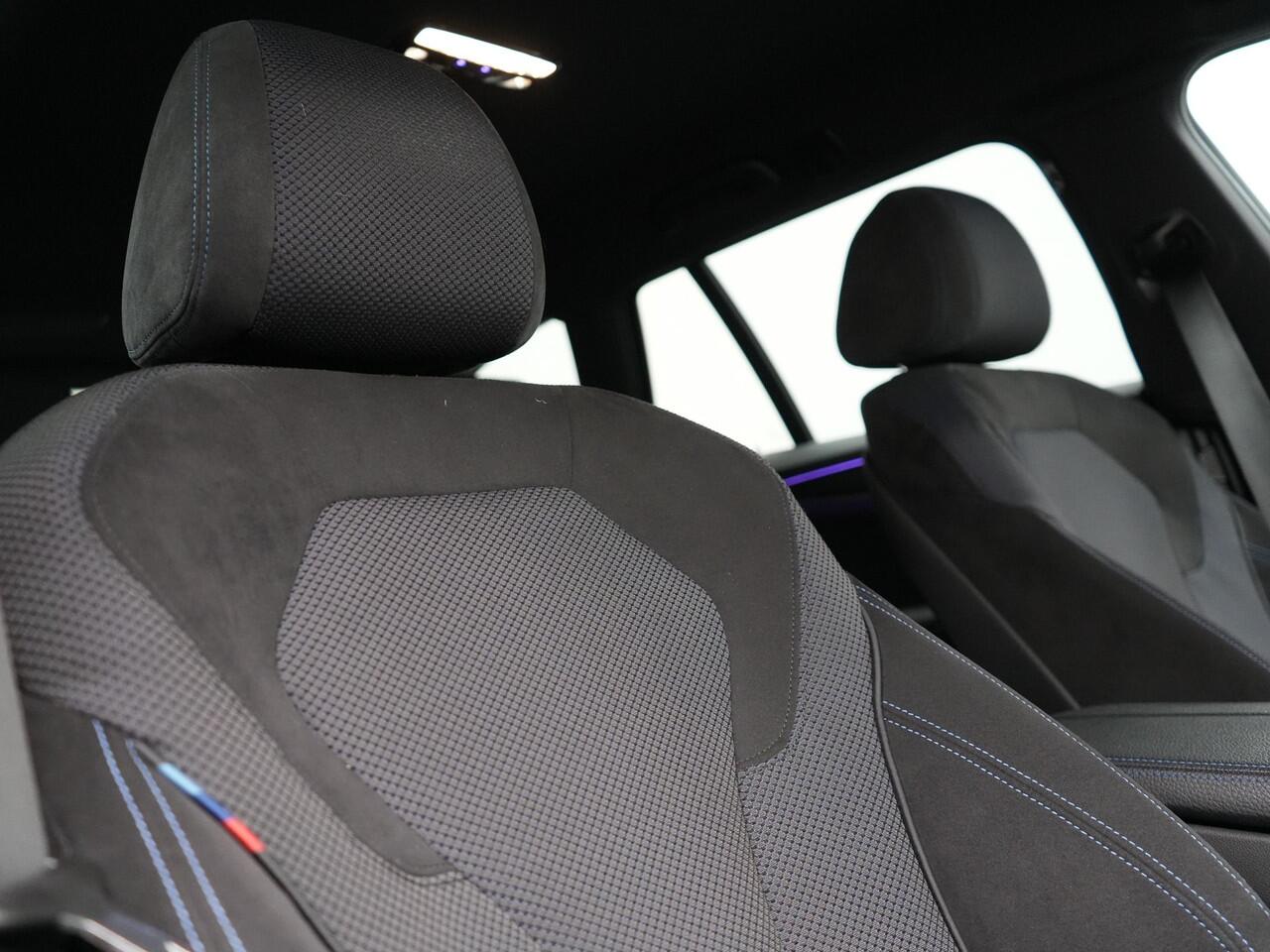 BMW 5-SERIE Touring 520e M Sport Plug In Hybrid 204pk Dealer O.H PHEV | Trekhaak af Fabriek | Adaptive Cruise | Alcantara Sportstoelen Verwarmd | Camera | Navi Pro | Sfeerverlichting | Apple Carplay |