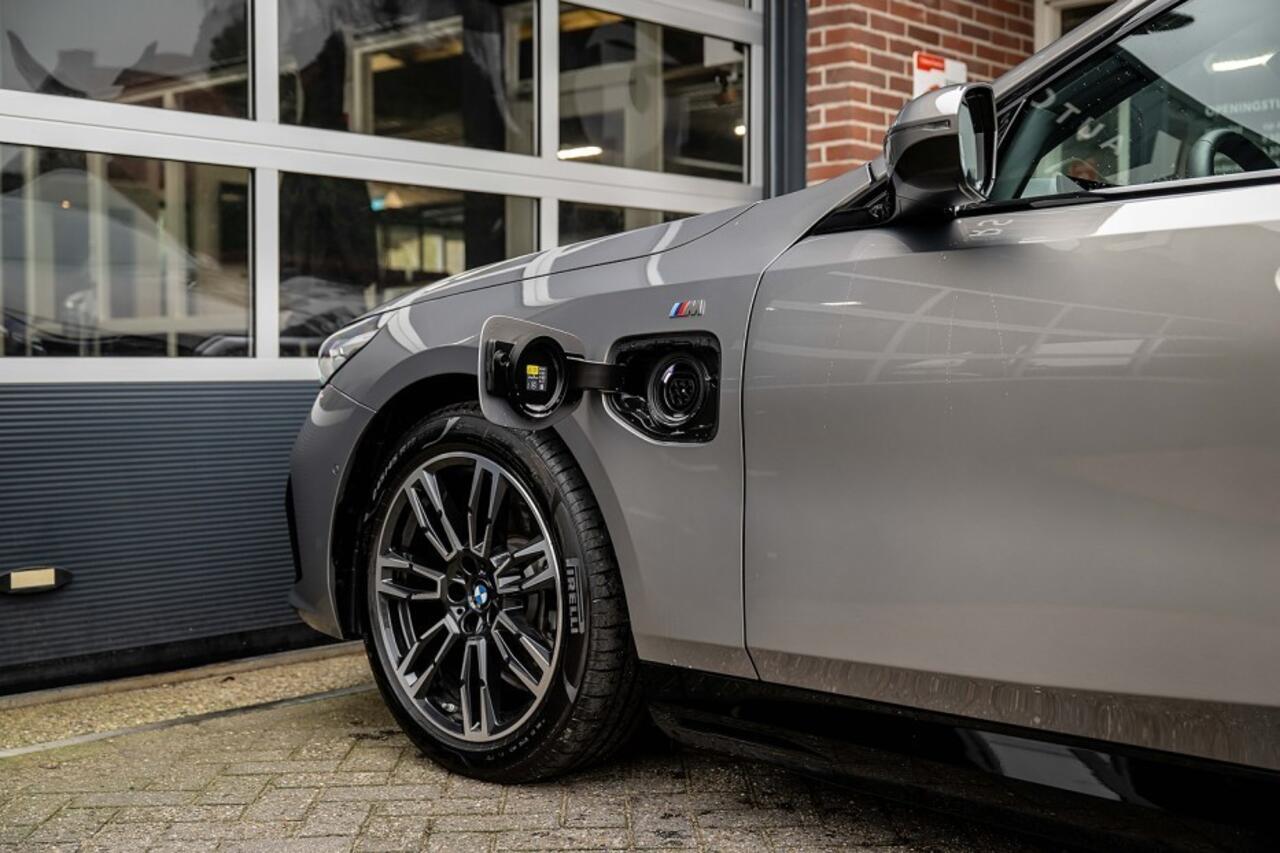 BMW 5-SERIE 530e xDrive M Sport | Harman/Kardon | Trekhaak | Camera | ACC | Leder | 19 Inch |