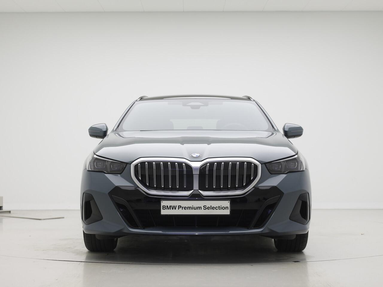 BMW 5-SERIE Touring 520i M-Sport | 19" | Panorama | Driving Assistant Plus | Harman Kardon | Trekhaak