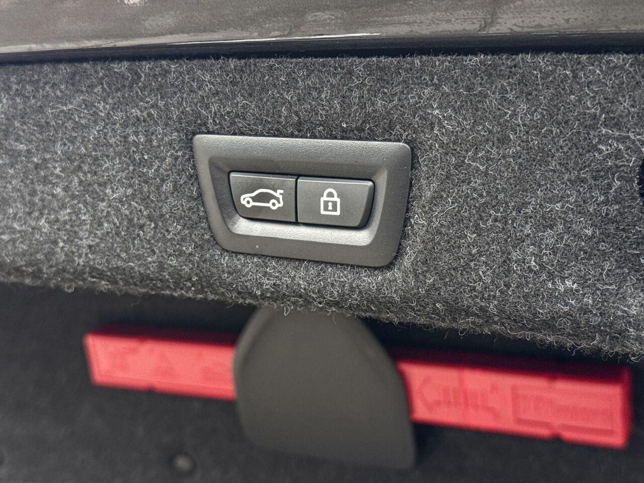 BMW 5-SERIE Sedan 530e High Executive M-Sport Head up Display / Hifi / 20inch / Getinte Ramen Achter / Driving Assistant / Stoelverwarming / Active Cruise Controle / Glazen Schuifdak