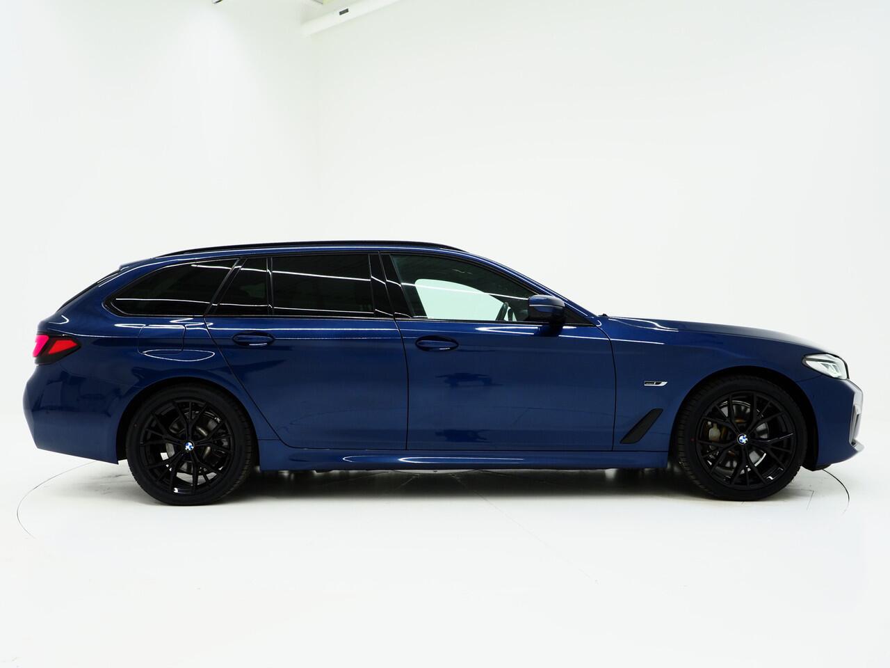 BMW 5-SERIE Touring 520e M Sport Shadow | Panoramadak | Harman/Kardon | 360 | Keyless | Head Up | Trekhaak