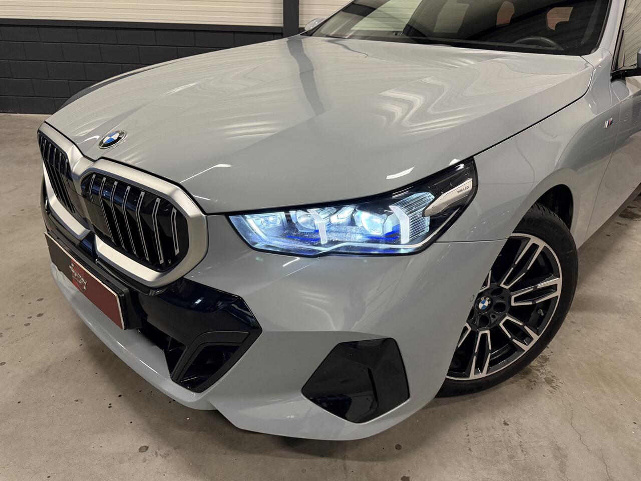 BMW 5-SERIE Touring 520i M-Sport BROOKLYN-GRAU/PANO/TREKHAAK/H&K/HEAD-UP/360CAMERA/VENTILATIE//DRIVING ASS.PRO/ADAPTIVE-LED/19"M-SPORT/STANDKACHEL/NIEUWPRIJS ¤ 94.454,-/FABRIEKS-GARANTIE