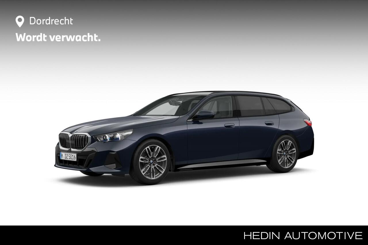 BMW 5-SERIE Touring 520i M-Sport | Panorama | Driving Assistant Plus | Harman Kardon | Standkachel | Trekhaak | Carbon interieurlijsten Mild Hybrid
