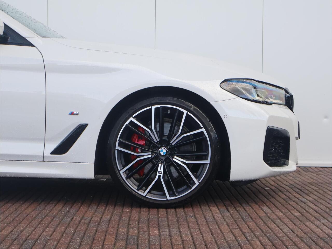 BMW 5-SERIE 530i Business Edition Plus M-Sportpakket / HIFI / Schuif - Kanteldak / Driving assistant Professional / Head up Display / 20 '' /