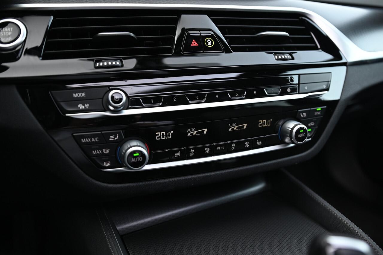 BMW 5-SERIE Touring 520i High Executive M Sport Automaat / Panoramadak / Trekhaak / Laserlight / Achteruitrijcamera / M Sportonderstel / Head-Up / Stuurverwarming