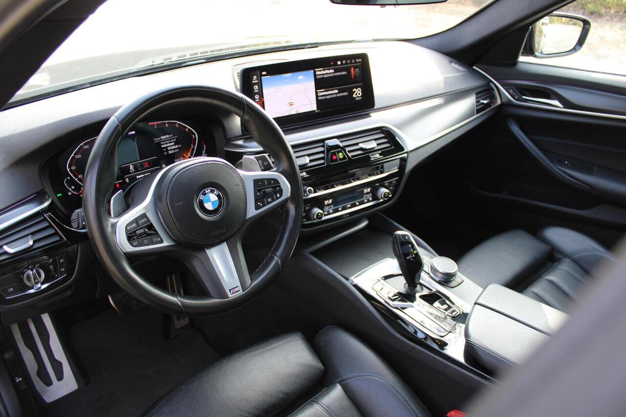 BMW 5-SERIE Touring 540i xDrive Touring M Sportpakket, Panoramadak, M leerstuurwiel, 4-zone, DAB, Grootlicht assistent, BMW Live Cockpit Professional, Adaptieve LED-koplamp, ect.