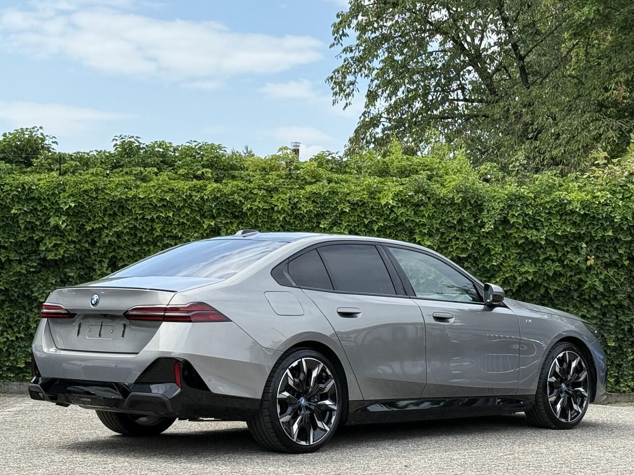 BMW 5-SERIE 550e xDrive | M-Sport Pro | 21'' | Panorama | Bowers & Wilkins | Driv. Ass. Prof.