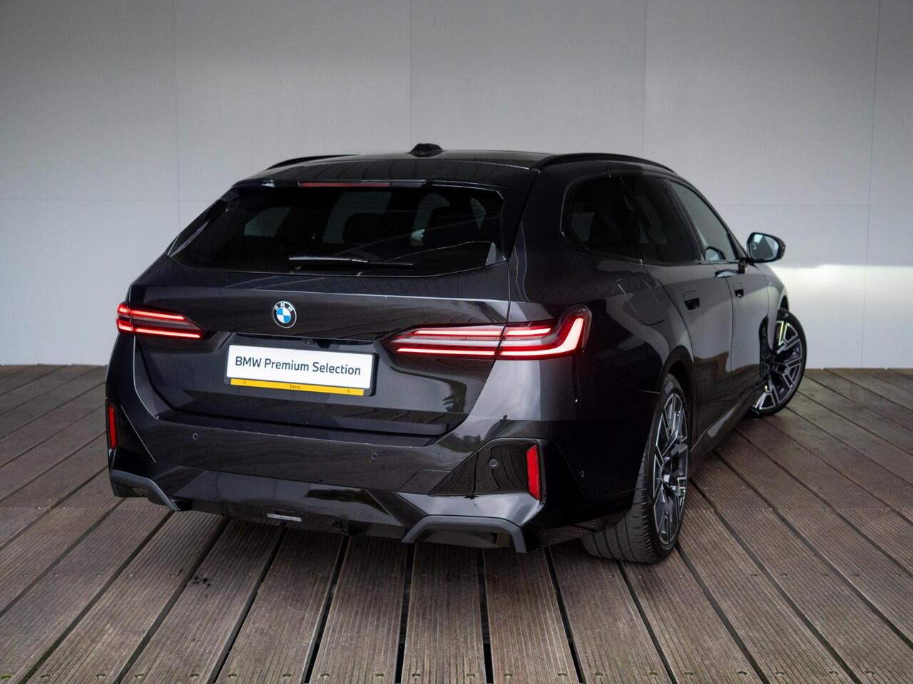 BMW 5-SERIE Touring 520i | M Sportpakket Pro | Innovation Pack | Panoramadak | Comfort Access | Stoelventilatie | Harman-Kardon | 20'' | Trekhaak