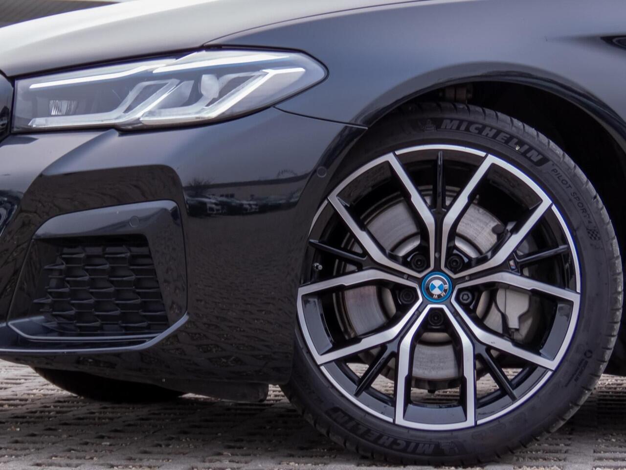 BMW 5-SERIE Touring 530e M-SPORT ** LASER, LEDER, PANORAMA, TREKH, HuD, 19-inch LMV ** 1e EIG - UNFALLFREI - BMW GAR ** ** INFORMEER OOK NAAR ONZE AANTREKKELIJKE FINANCIAL-LEASE TARIEVEN **