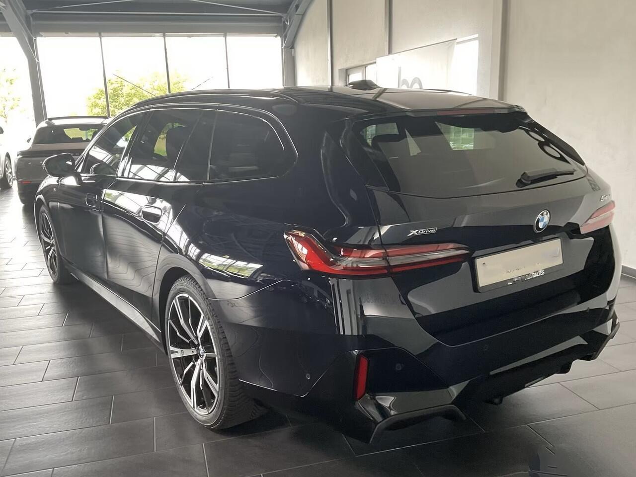 BMW 5-SERIE Touring 540d xDrive M-SPORT Pro ** LED, PANORAMA, LEDER, 20-inch LMV, ICONIC GLOW, TREKH ** Ex BMW - ¤ 27.800 onder NP ** ** INFORMEER OOK NAAR ONZE AANTREKKELIJKE FINANCIAL-LEASE TARIEVEN **